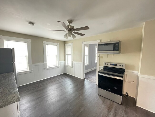 139 W Hollis St in Nashua, NH - Foto de edificio - Building Photo