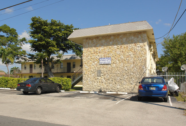 Parkside Studio Apartments in Pompano Beach, FL - Building Photo - Building Photo