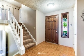 10509 NE 120th Pl in Kirkland, WA - Building Photo - Building Photo