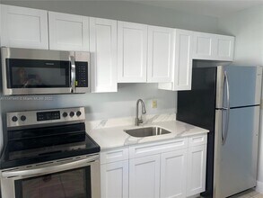 240 NW 5th Ave-Unit -A in Dania Beach, FL - Building Photo - Building Photo