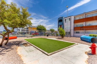 Villas at Desert Pointe in Las Vegas, NV - Building Photo - Building Photo