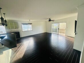 36 Breeze Ave, Unit 4 in Venice, CA - Foto de edificio - Building Photo