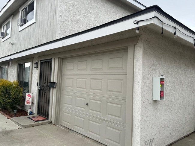 8533 Rose St in Bellflower, CA - Foto de edificio - Building Photo