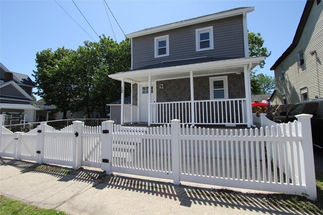 12 Elm Ave in Hempstead, NY - Building Photo - Building Photo