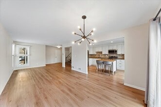 335 Shadow Bend Dr in Wheeling, IL - Building Photo - Building Photo