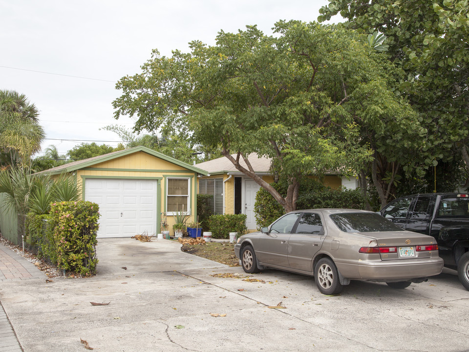 311-315 Pine Ter in West Palm Beach, FL - Building Photo