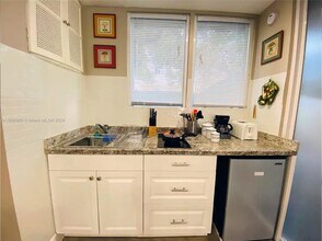 1033 NW 6th St-Unit -3 in Miami, FL - Building Photo - Building Photo