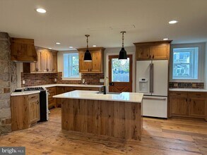 857 River Rd in Morrisville, PA - Building Photo - Building Photo