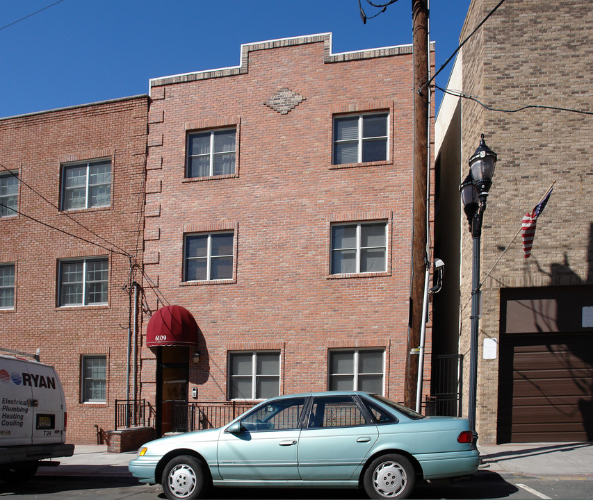 6109 Park Ave in West New York, NJ - Foto de edificio