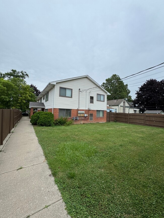 1155 Maple St, Unit 2F in Wyandotte, MI - Building Photo - Building Photo