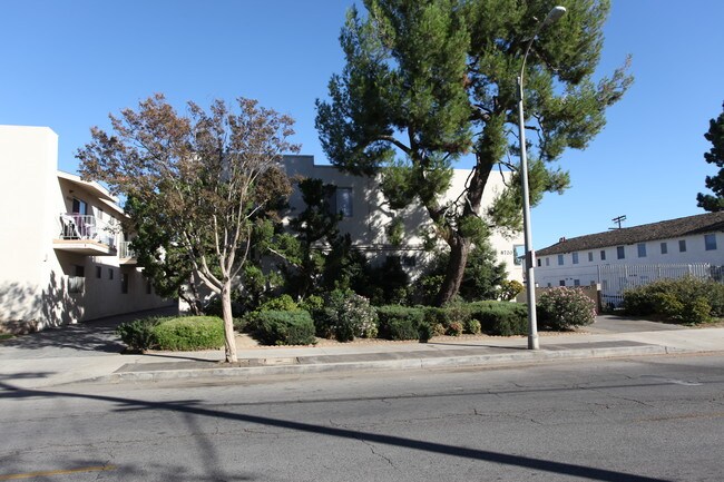 8720 Owensmouth Ave in Canoga Park, CA - Foto de edificio - Building Photo