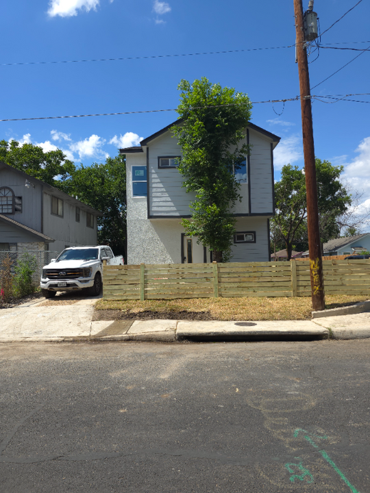 203 Obregon St in San Antonio, TX - Building Photo