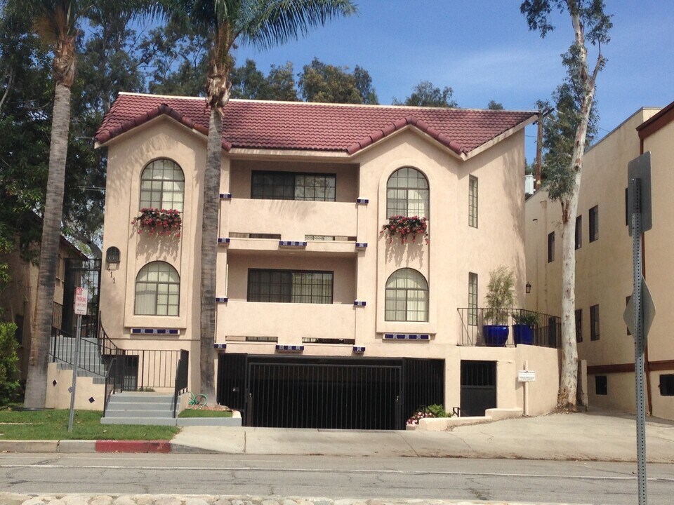 411 W Riverside Dr in Burbank, CA - Building Photo