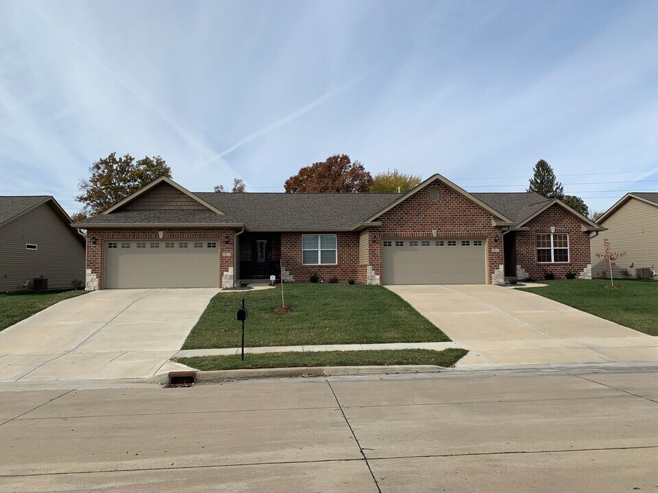 5818 Executive Plaza Dr, Unit 5818 in Fairview Heights, IL - Foto de edificio