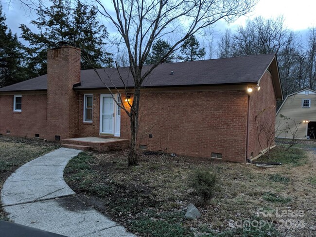 632 Catawba Cir N in Matthews, NC - Foto de edificio - Building Photo