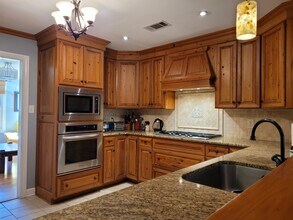 1675 Edinburgh Ave in Baton Rouge, LA - Building Photo - Building Photo