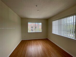 6851 SW 44th St in Miami, FL - Building Photo - Building Photo