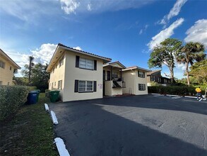 3880 Woodside Dr in Coral Springs, FL - Building Photo - Building Photo