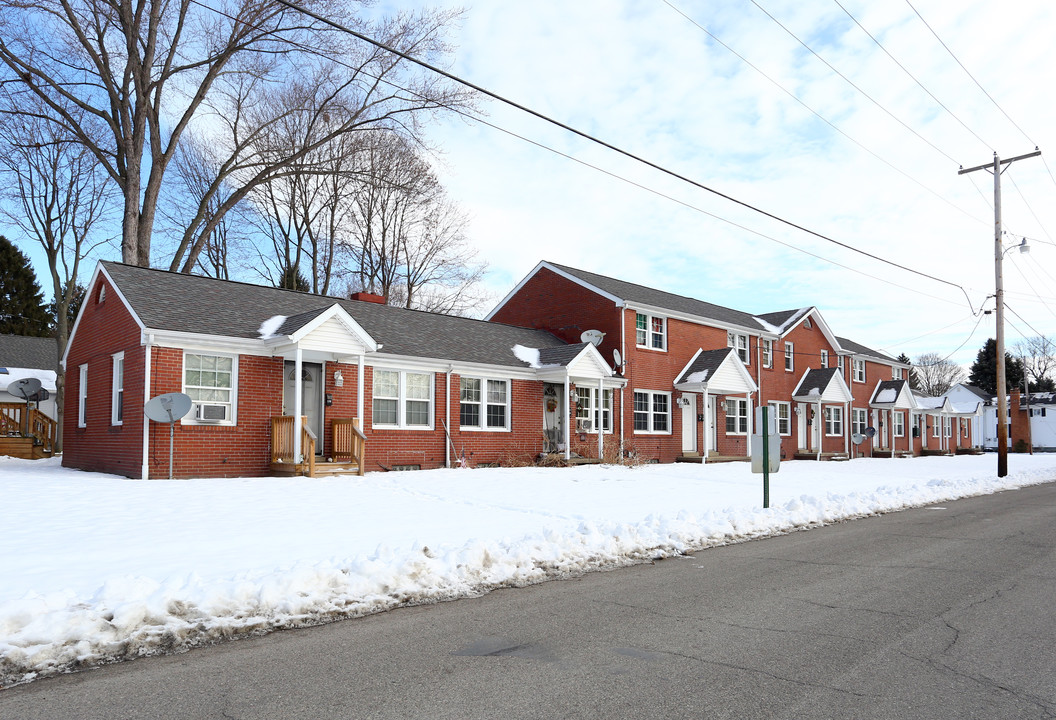 112 W Park Ave in Hubbard, OH - Building Photo