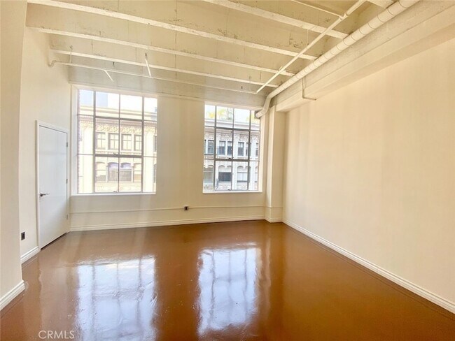 property at 312 W 5th St