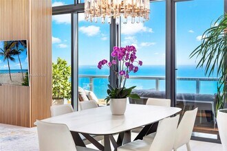 2201 Collins Ave in Miami Beach, FL - Building Photo - Building Photo