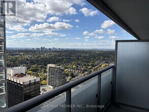 2221 Yonge St in Toronto, ON - Building Photo - Building Photo