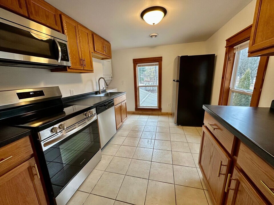 4 Grove St-Unit -c5b6b9de-daa4-11ef-81ce-0246e0994709 in Evansville, WI - Building Photo