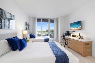 2602 E Hallandale Beach Blvd in Hallandale Beach, FL - Foto de edificio - Building Photo