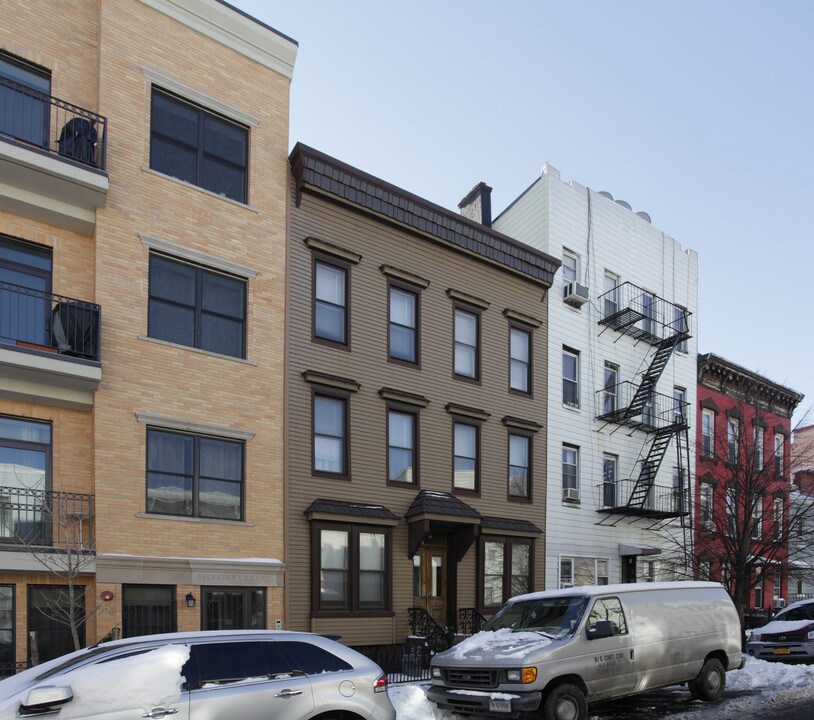 204 Kent St in Brooklyn, NY - Building Photo