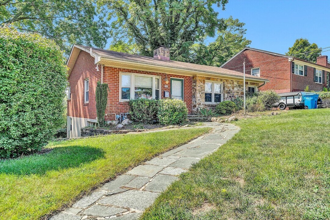 2702 Avenel Ave SW in Roanoke, VA - Building Photo