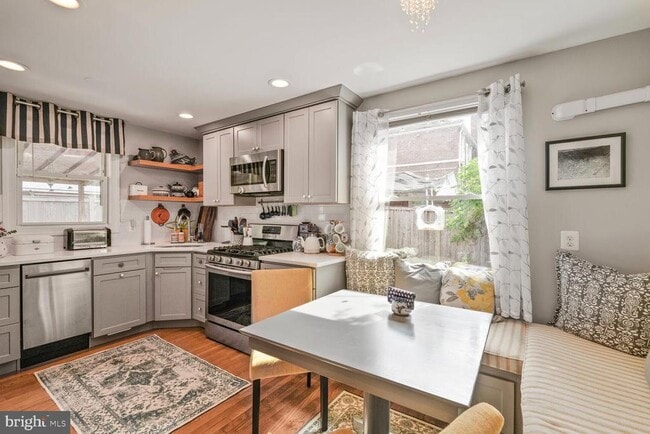property at 2422 S Oakland St