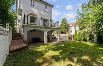 11 Floyd Pl in Great Neck, NY - Building Photo - Building Photo