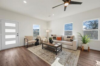 4525 Garrison Ave in Dallas, TX - Foto de edificio - Building Photo