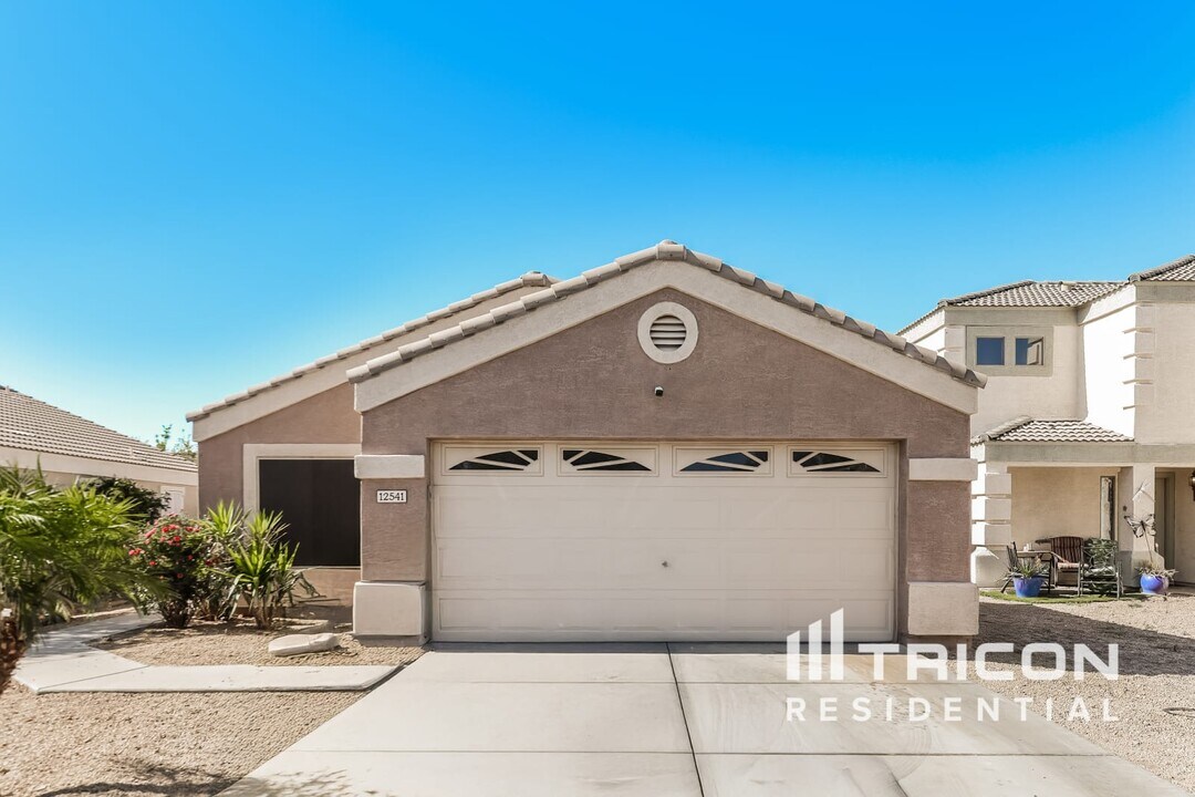 12541 W Surrey Ave in El Mirage, AZ - Foto de edificio