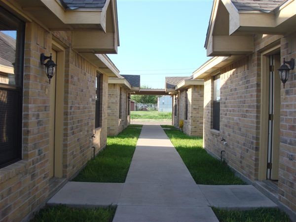 1305 E Coyote St, Unit 1 in Pharr, TX - Foto de edificio - Building Photo