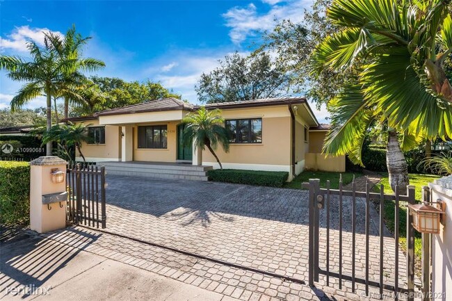 1170 S Alhambra Cir in Coral Gables, FL - Building Photo - Building Photo