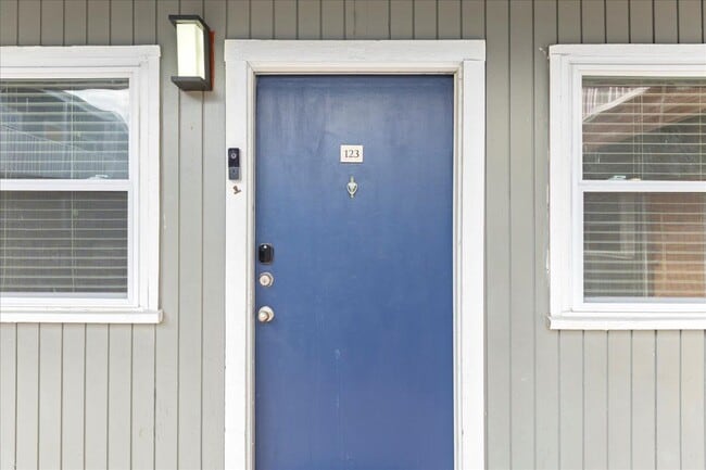 2401 Manor Rd in Austin, TX - Building Photo - Building Photo