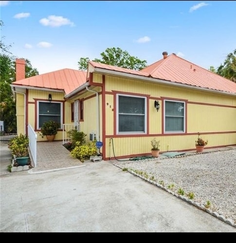 property at 915 W Portage St