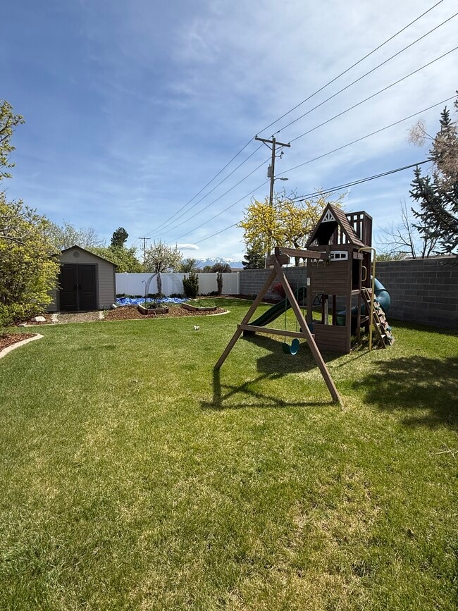 5488 S 4025 W in Roy, UT - Foto de edificio - Building Photo