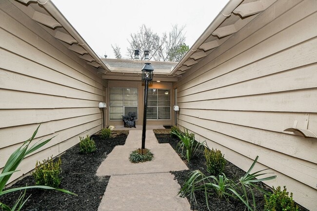 5814 Fairdale Ln in Houston, TX - Building Photo - Building Photo