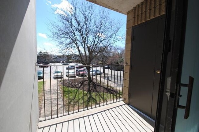 1750 N Marywood Ave, Unit 413 in Aurora, IL - Foto de edificio - Building Photo