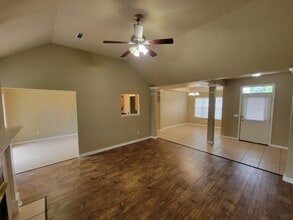 1303 East Ken Leach Court in Siloam Springs, AR - Foto de edificio - Building Photo