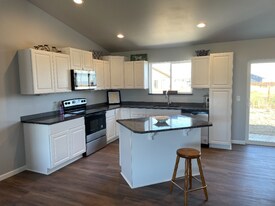 532 Scenic Loop in Culver, OR - Building Photo