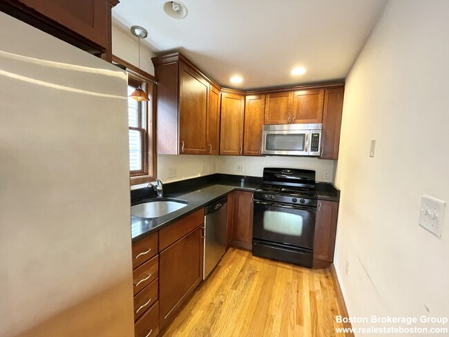 241 W 3rd St, Unit 1 in Boston, MA - Building Photo - Building Photo