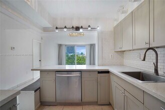 6900 Bay Dr in Miami Beach, FL - Foto de edificio - Building Photo