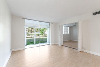 9523 S Hollybrook Lake Dr in Pembroke Pines, FL - Building Photo - Building Photo