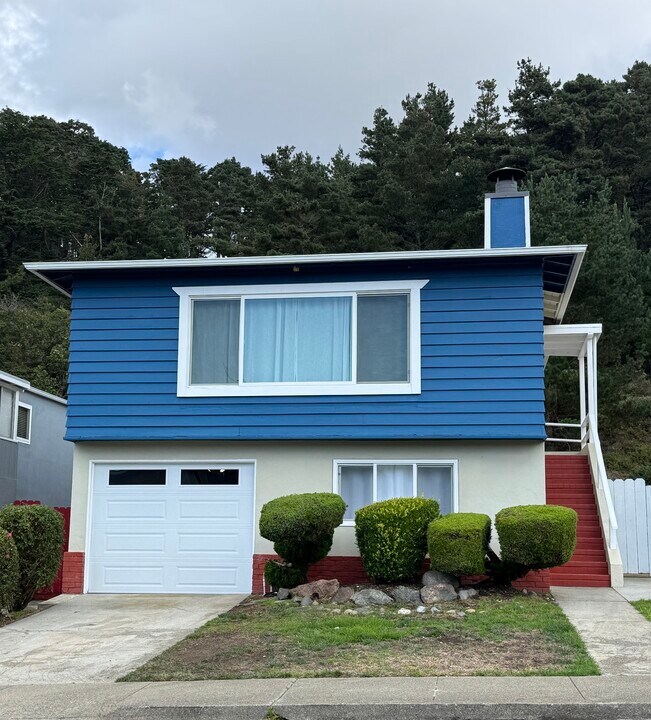 211 Catalina Ave in Pacifica, CA - Building Photo
