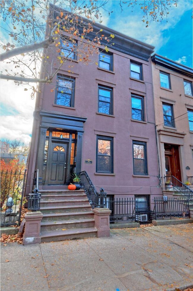 121 Grand St in Jersey City, NJ - Building Photo - Building Photo