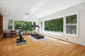 28 Paddington Rd in Scarsdale, NY - Building Photo - Building Photo