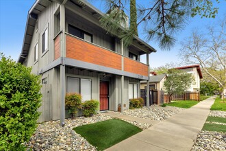 2415 W St in Sacramento, CA - Building Photo - Building Photo